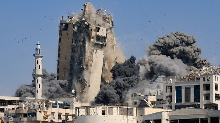 Bir İsrail hava grevi, Gazze Şehrindeki tahliye edilen Al-Ghefari konut kulesine çarpıyor. Pic: Reuters