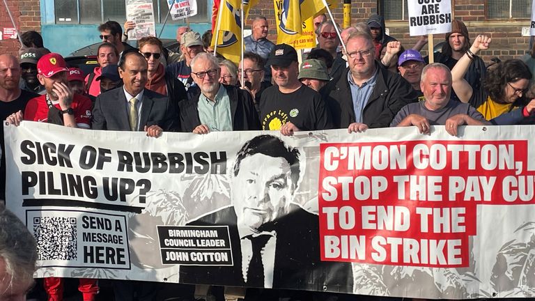 Były przywódca Partii Pracy Jeremy Corbyn (po lewej) odwiedzający linię pikiet w Tyseley w Birmingham w lipcu. Zdjęcie: Pa