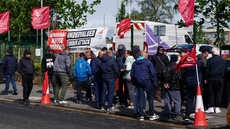 Uderzający pracownicy zewnętrzne składy spowodowały problemy dla rady. Zdjęcie: Pa