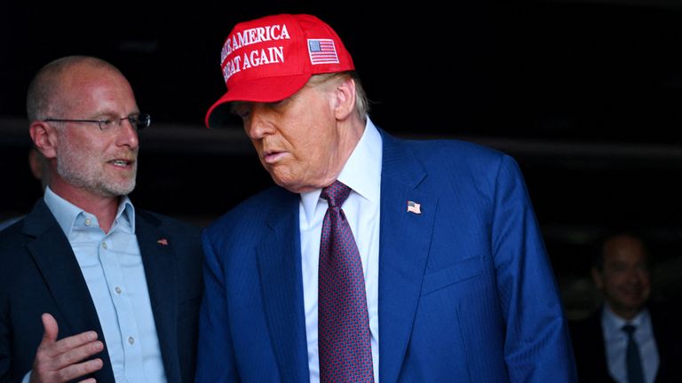 Donald Trump z Brendanem Carr, którego wybrał jako przewodniczący Federalnej Komisji Komunikacji. Zdjęcie: Reuters