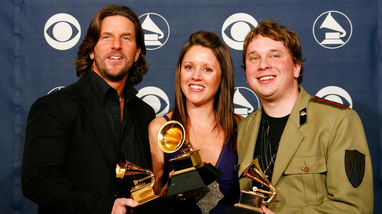 James with Hillary Lindsey and Gordie Sampson at the 2007 Grammys. Pic: AP