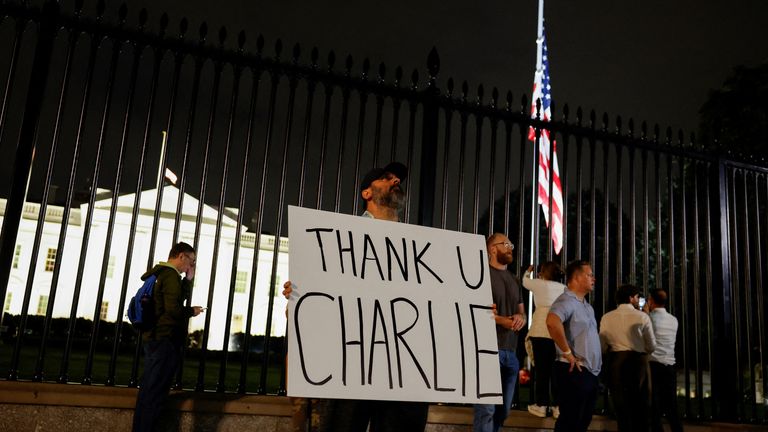 Bir adam bir afişe sahip "Teşekkür ederim Charlie" Beyaz Saray dışında. Pic: Reuters