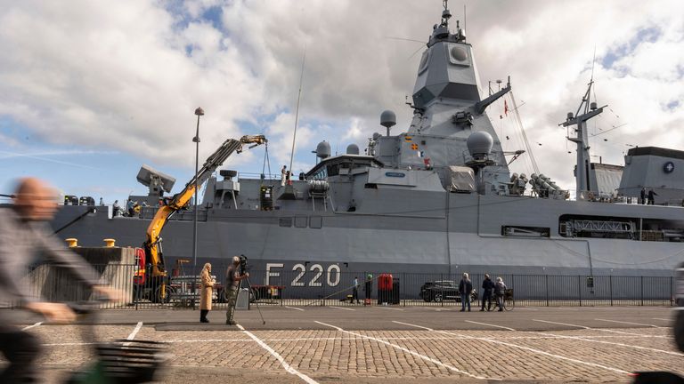 Niemiecka fregata obrony powietrznej marynarki wojennej FGS Hamburg F220 jest zadokowany w Kopenhadze w niedzielę. PIC: AP