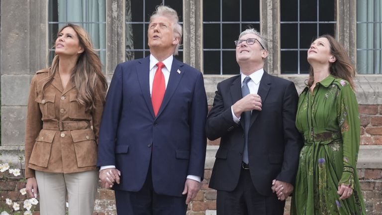 Starmer, Trump ve eşleri bir 'Red Devils' paraşüt ekranını izlediler. Pic: PA