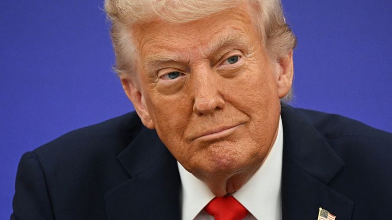 Trump, obecnie podczas wizyty w Wielkiej Brytanii, z zadowoleniem przyjął ten ruch. (PIC: Reuters)