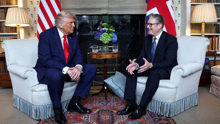 Starmer ve Trump dama içinde oturuyorlar. Pic: Reuters