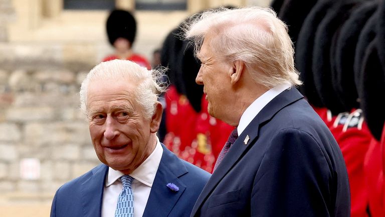 Król i Donald Trump przeprowadzają inspekcję Straży Honorowej w Windsorze we wrześniu ubiegłego roku. Fot: Reuters