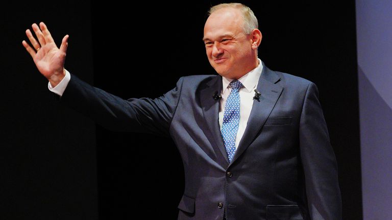 Leider van de Liberal Democrats, Sir Ed Davey, houdt zijn toespraak tijdens de najaarsconferentie.