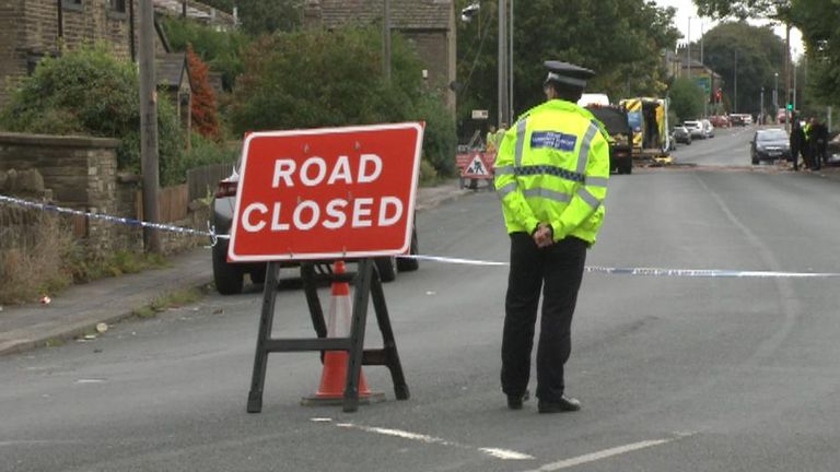 Bir polis, Southfield Lane'deki kordonu korur