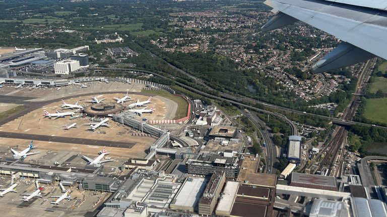 Gatwick 2018'de neredeyse 30 saat boyunca bir pisti kapatmak zorunda kaldı. Pic: Reuters