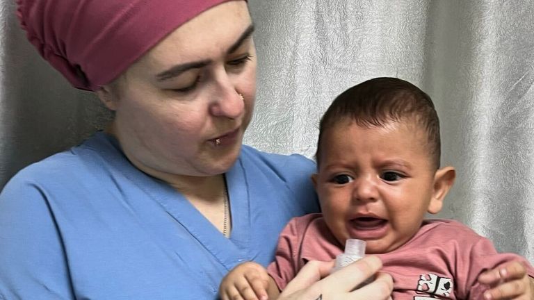 Andee Vaughan, Temmuz ayında solunum hastalığı olan bir çocuğa sahip. Pic: andee vaughan/AP