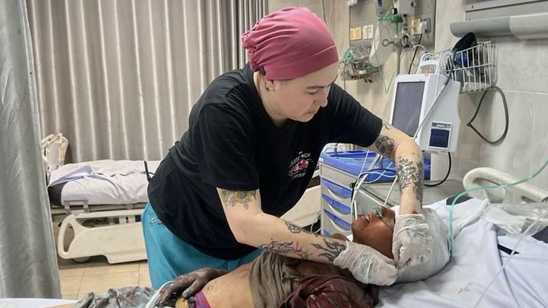 Andee Vaughan, Ağustos ayında Gazze Şehrindeki El-Kudüs Hastanesi'nde yaralı bir çocuğa devam ediyor. Pic: andee vaughan/AP