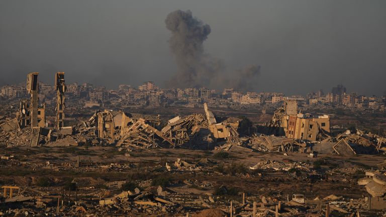 Cumartesi günü Gazze Şehrindeki bir İsrail Ordusu bombardımanından duman yükseliyor. Pic: AP