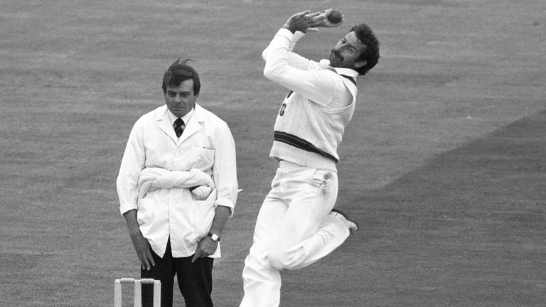 Harold „Dickie” ptak i australijski melonik Dennis Lillee w 1981 roku. Plik: PA