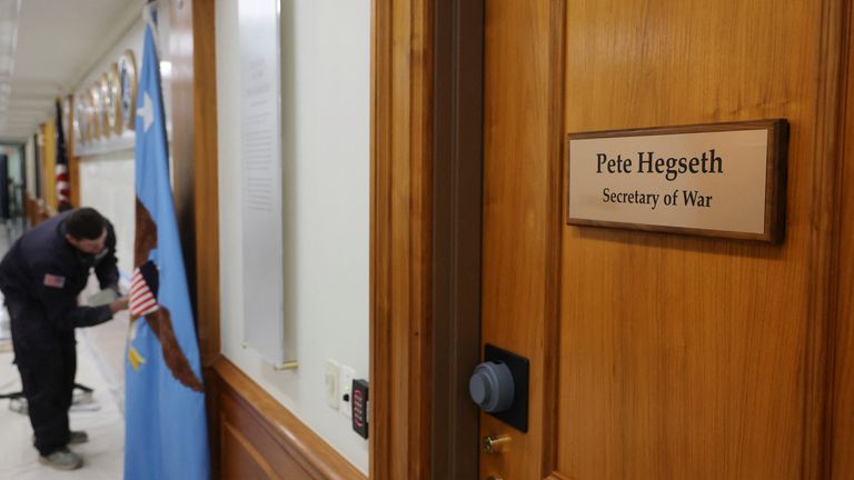 Biuro pana Hegsetha ma świeżą nazwę. Zdjęcie: Reuters