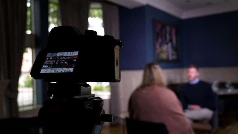 Elle rozmawia z korespondentką Sky News Connor Gillies