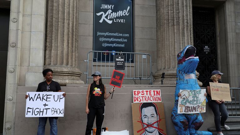 Göstericiler, 'Jimmy Kimmel'in yaşadığı tiyatronun dışında Jimmy Kimmel'i desteklemek için işaretler tutuyor!' kaydedildi. Pic: AP