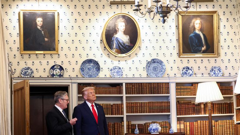 Trump, Başbakan'ın ülke geri çekilmesini gezdiriyor. Pic: Reuters