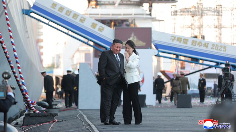 金正恩（Kim Jong Un）於今年四月與女兒一起。圖片：路透社