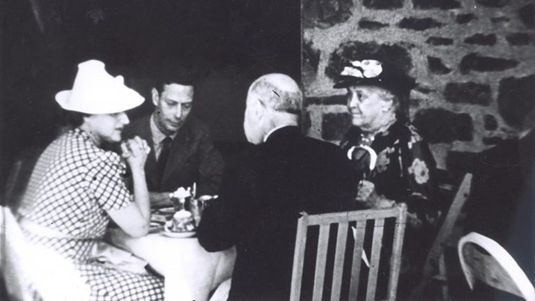 King George VI with Sara D. Roosevelt and New York governor Herbert Lehman eating hot dogs in Hyde Park. Pic: Franklin D. Roosevelt Library