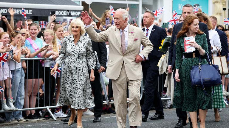 Kral ve Kraliçe bu yaz başlarında Newmarket'i ziyaret ediyor. Pic: Reuters