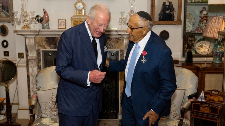 Kral Charles, Bay Goldberg'le görüşüyor. Resim: PA