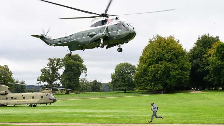 Marine One Dama'ya inmek için geliyor. Pic: Leon Neal/PA