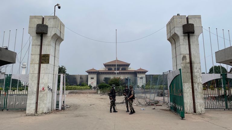 Askerler, Nepal'in Parlamentosu dışında bekçi, bir önceki gece protestoları sırasında bir yangın setinden hasar gördü, 10 Eylül 2025