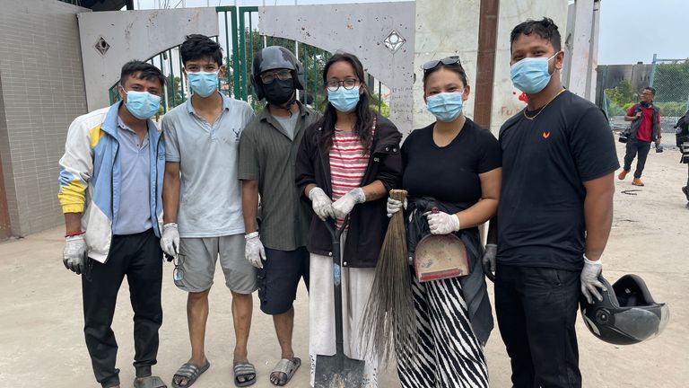 Rubina Shrestha, sağdan üçüncü, protestoların şiddete dönüştüğü için pişmanlık duyuyor