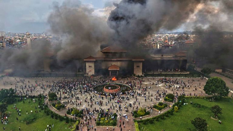 Protestocular, Katmandu, Nepal'deki bir protesto sırasında ateşe verildikten sonra Parlamento binasında kutluyorlar. Pic: AP