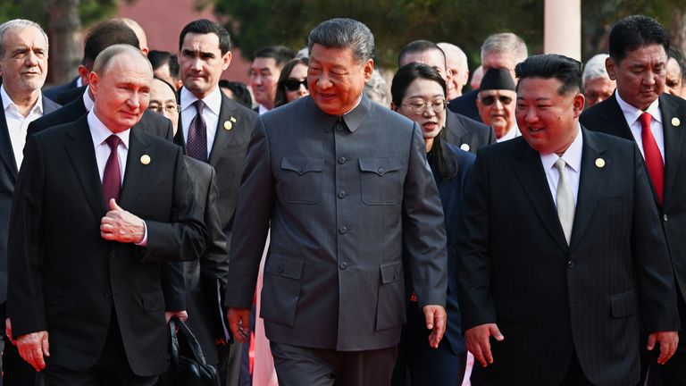 Soldan, Rusya Cumhurbaşkanı Vladimir Putin, Çin Cumhurbaşkanı Xi Jinping ve Kuzey Kore lideri Kim Jong Un, Japonya'nın II. 