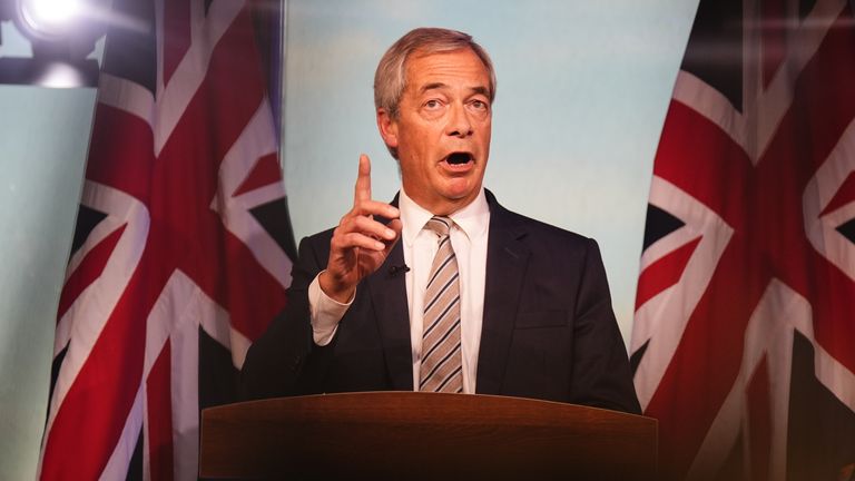 Starmer konuşmasında Nigel Farage'a saldırdı. Pic: PA