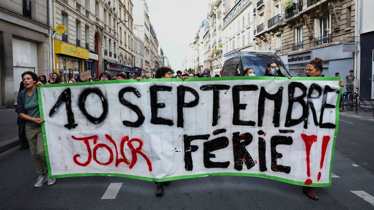 Protestujący mają znak, który brzmi: „10 września święta publiczne !!” w Paryżu. Zdjęcie: Reuters