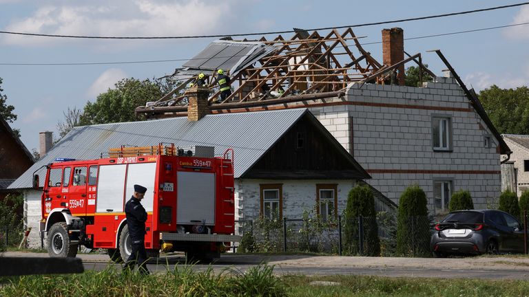 Strażacy pracują nad zniszczonym dachem domu, po tym, jak rosyjskie drony rzekomo naruszyły polską przestrzeń powietrzną. Zdjęcie: Reuters