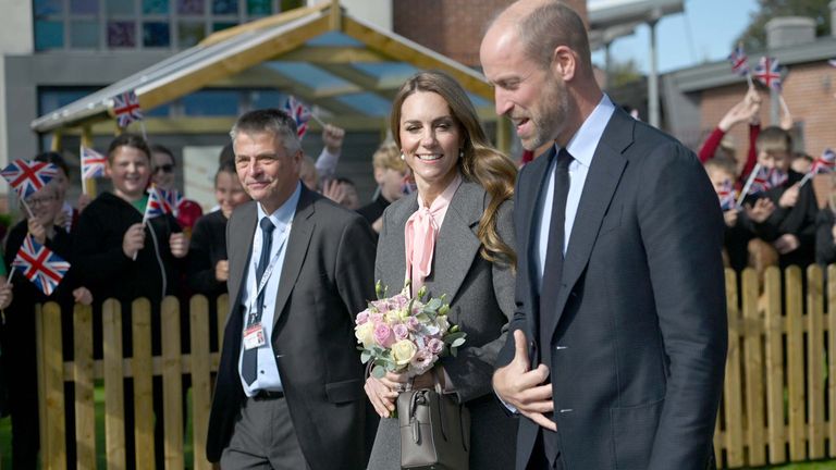 Galler Prensi ve Prensesi Adrian Antell, Farnborough Road Bebek ve Ortaokul Başlık Başkanı. Pic: PA