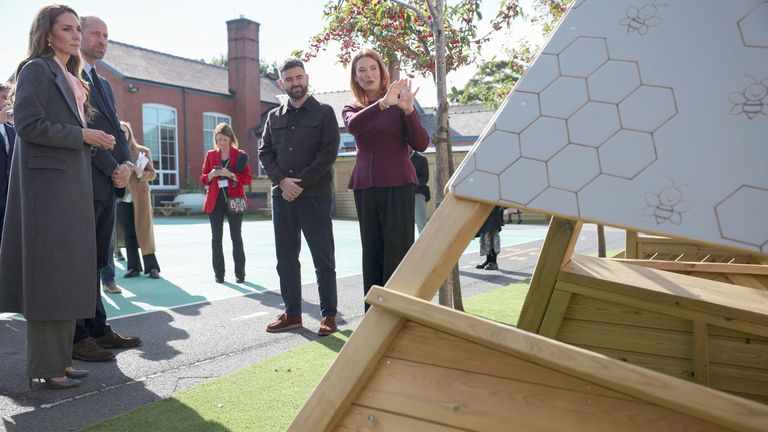 Prens William ve Kate, Bebe King'in ebeveynleri Ben ve Lauren King ile konuştular. Pic: Reuters