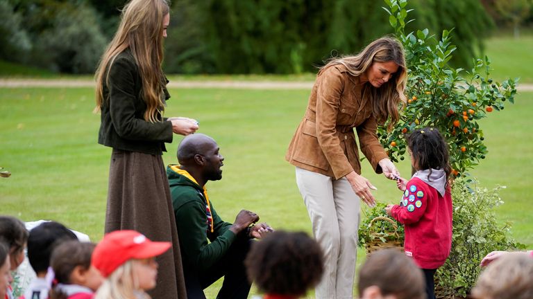 Çift, Frogmore Cottage'da Sincap Bölümü'nün bir parçası olan Scouts ile bir araya geldi. Pic: Reuters