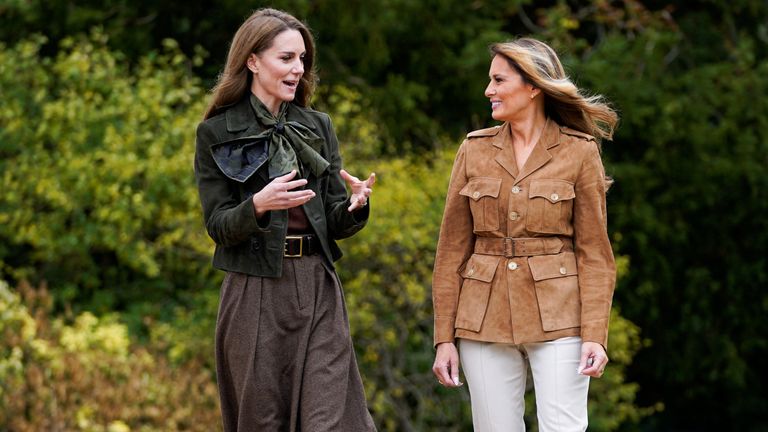 Hızlı bir kıyafet değiştirdikten sonra First Lady Galler Prensesine katıldı. Pic: Reuters