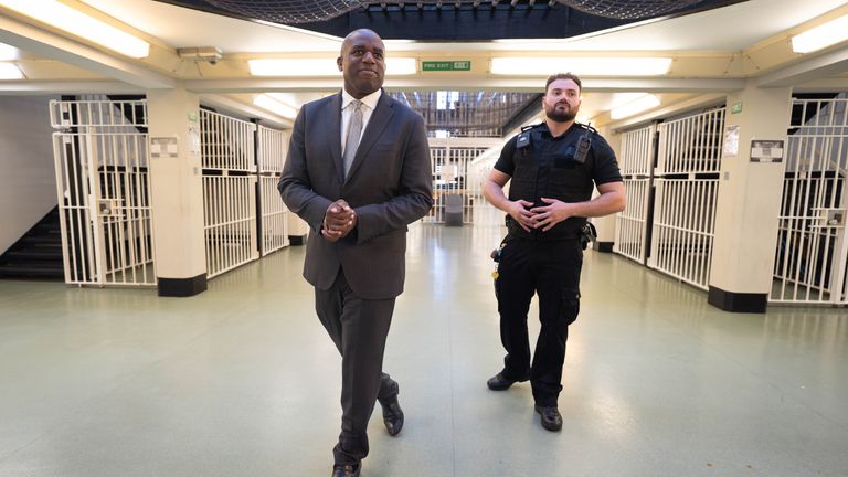 David Lammy Belmarsh Hapishanesinde. Pic: PA