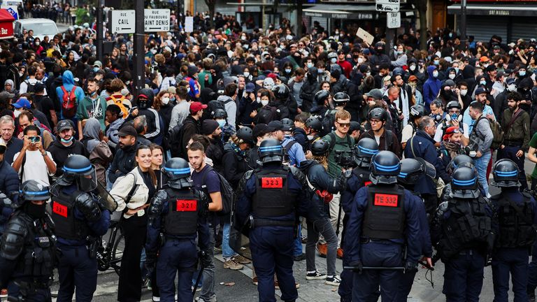 Podejście policji Riot „Block Everything” protestujących w Marsylii. PIC: AP