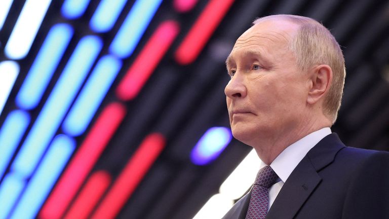 Rusya Cumhurbaşkanı Vladimir Putin, Vladivostok'ta etkileşimli bir sergiyi ziyaret ediyor. Pic: Sputnik/Reuters