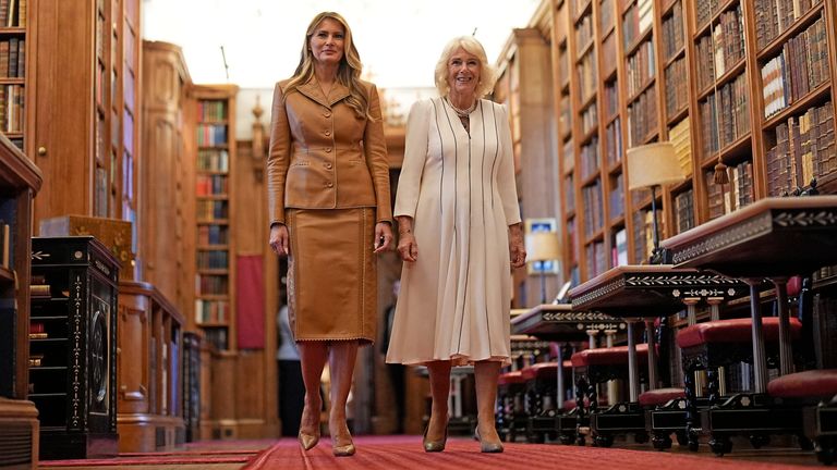 Kraliçe, Melania Trump'ı Windsor Kalesi'ndeki Kraliyet Kütüphanesi'ni gösteriyor. Pic: Aaron Chown/PA