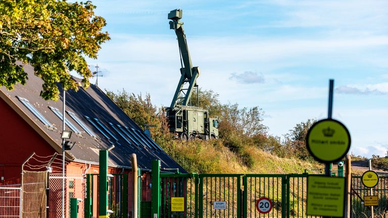 Mobilna instalacja radaru jest widoczna w duńskim miejscu wojskowym na Amager, w pobliżu morza, który oddziela Danię i Szwecję. PIC: AP