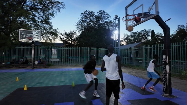 Luol Deng Vakfı tarafından inşa edilen bir mahkemede oynayan çocuklar