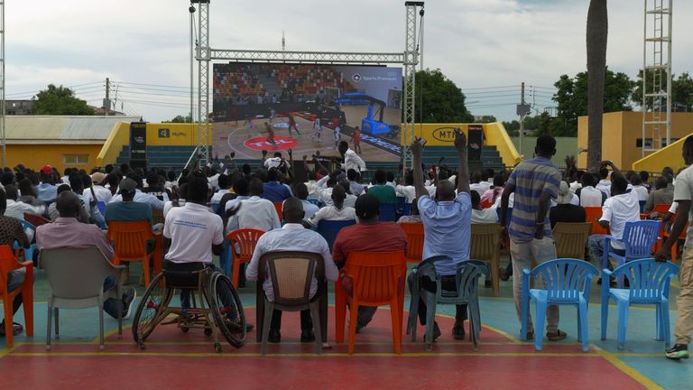 İnsanlar Continental Afrobasket Şampiyonasında yarışan Güney Sudan'ın erkekler ulusal basketbol takımını izliyor