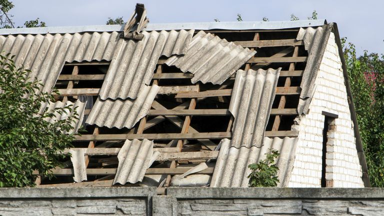 Rus drone saldırısı Dnipro'daki evlere zarar verir. Pic: Reuters