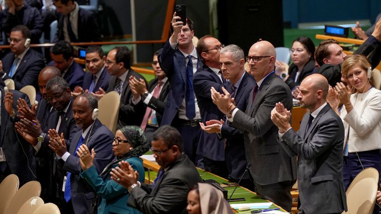 Emmanuel Macron'un Fransa'nın Filistin eyaletini tanıdığını duyurduktan sonra delegeler alkışlıyor. Pic: AP