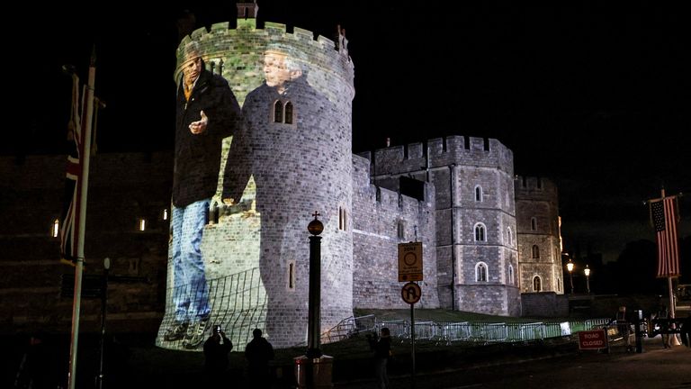 Donald Trump'ın ikinci eyalet ziyareti sırasında Windsor Kalesi'ne rezil olan finansçı Jeffrey Epstein'ın yanında Prens Andrew'un bir görüntüsü öngörüldü. Pic: Reuters