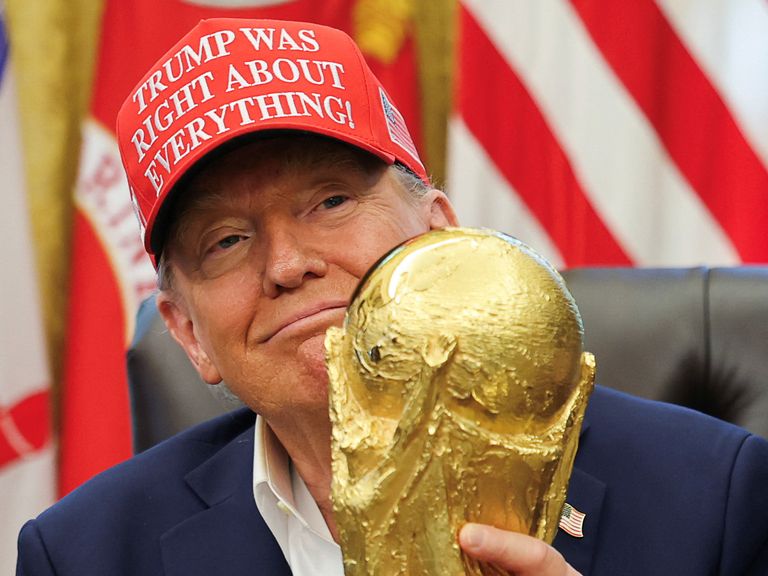 美國總統唐納德·特朗普（Donald Trump）擁有FIFA世界盃獎杯。圖片：路透社