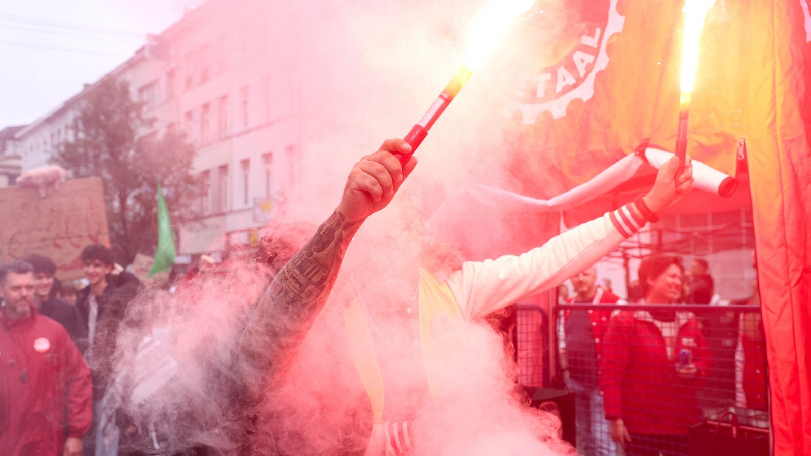 Belgium: Tear gas, scuffles and cancelled flights as thousands stage general strike and protests